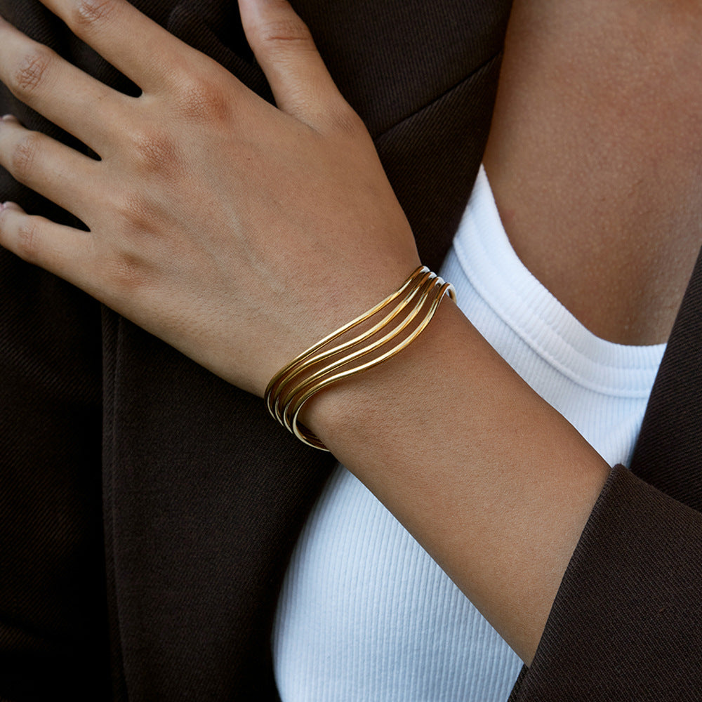 Damen Offenes Armreif mit eleganter Wellenstruktur aus hypoallergenem Edelstahl Shop Nory