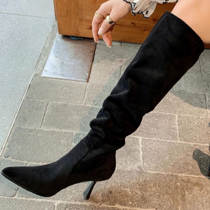 Damen kniehohe Slouch‑Stiefel aus Veloursoptik mit spitzer Zehenpartie und sculpted Stiletto Shop Nory