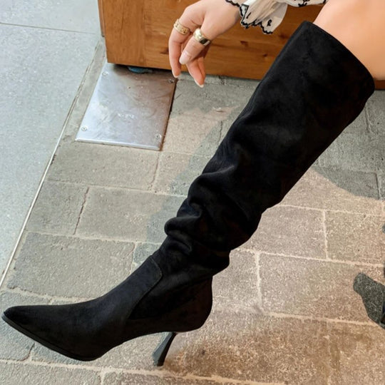 Damen kniehohe Slouch‑Stiefel aus Veloursoptik mit spitzer Zehenpartie und sculpted Stiletto Shop Nory