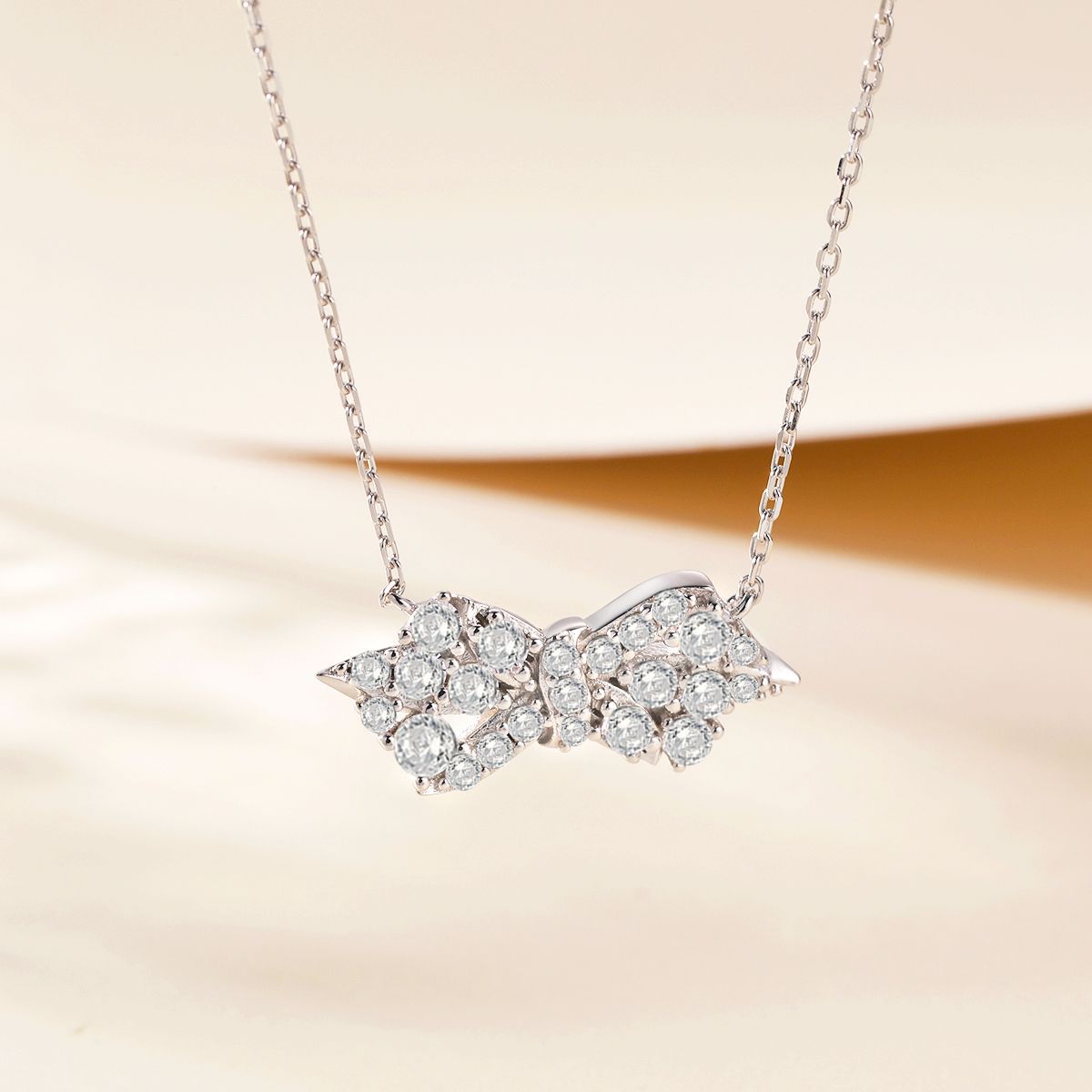 Damen Anhänger-Halskette im eleganten Schleifen-Design mit funkelnden Kristallen Shop Nory