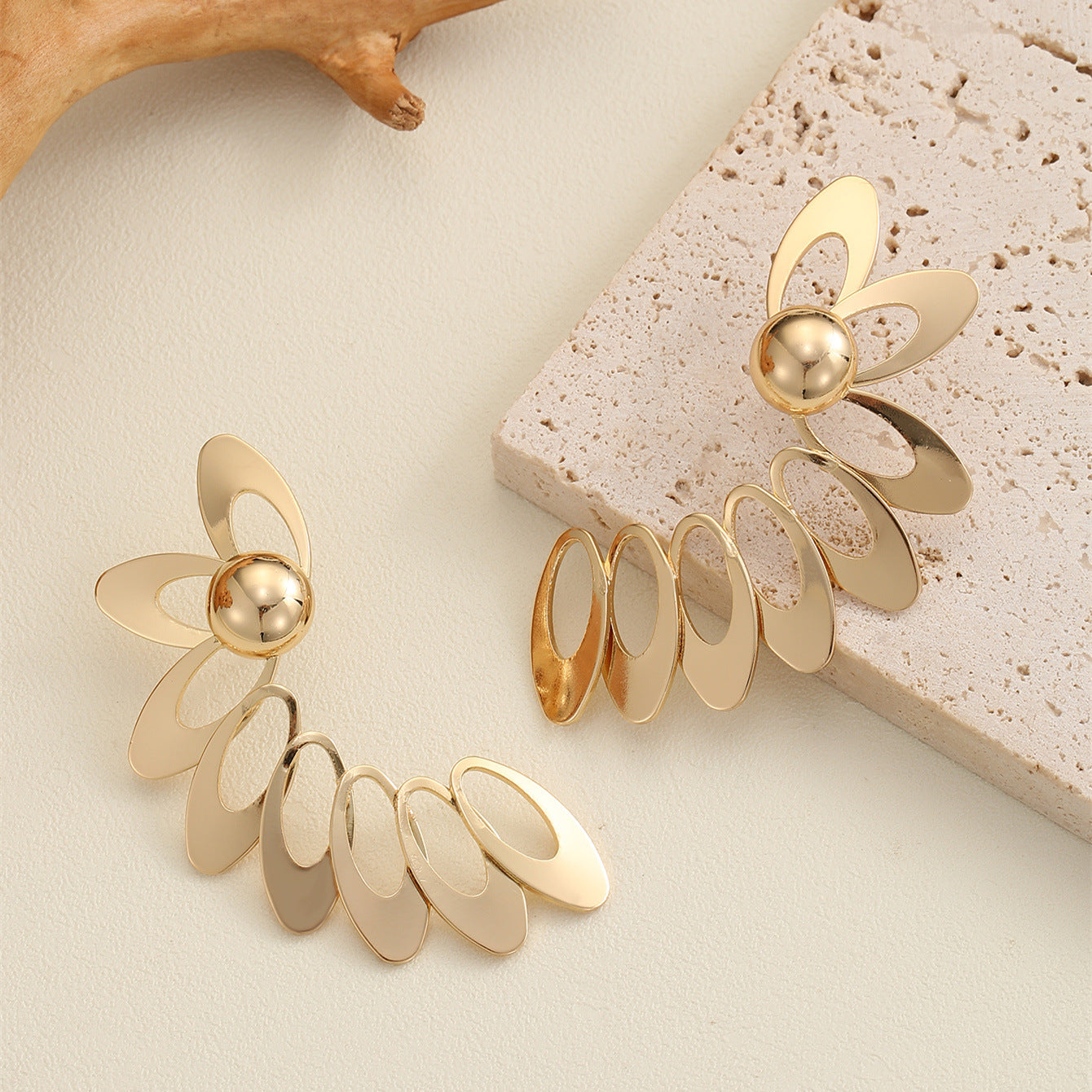 Damen Hängende Ohrringe im floralen Design mit goldenen Akzenten Shop Nory