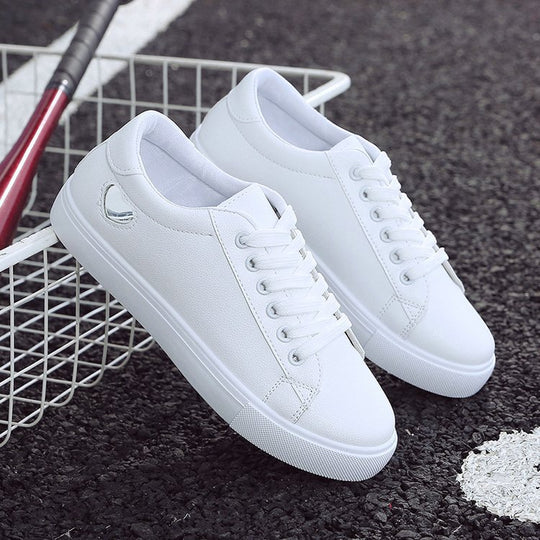 Damen Minimalistische Low-Top Sneaker mit glatter Kunstlederoptik und komfortabler Gummisohle Shop Nory
