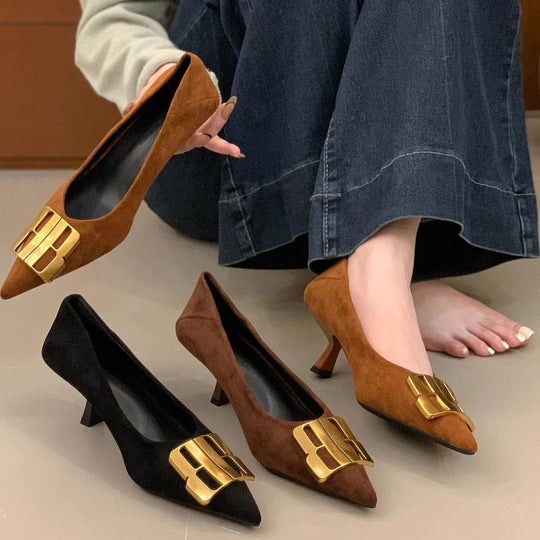 Damen Elegante spitz zulaufende Samtoptik-Kitten-Heel Pumps mit markanter Metallschließe Shop Nory
