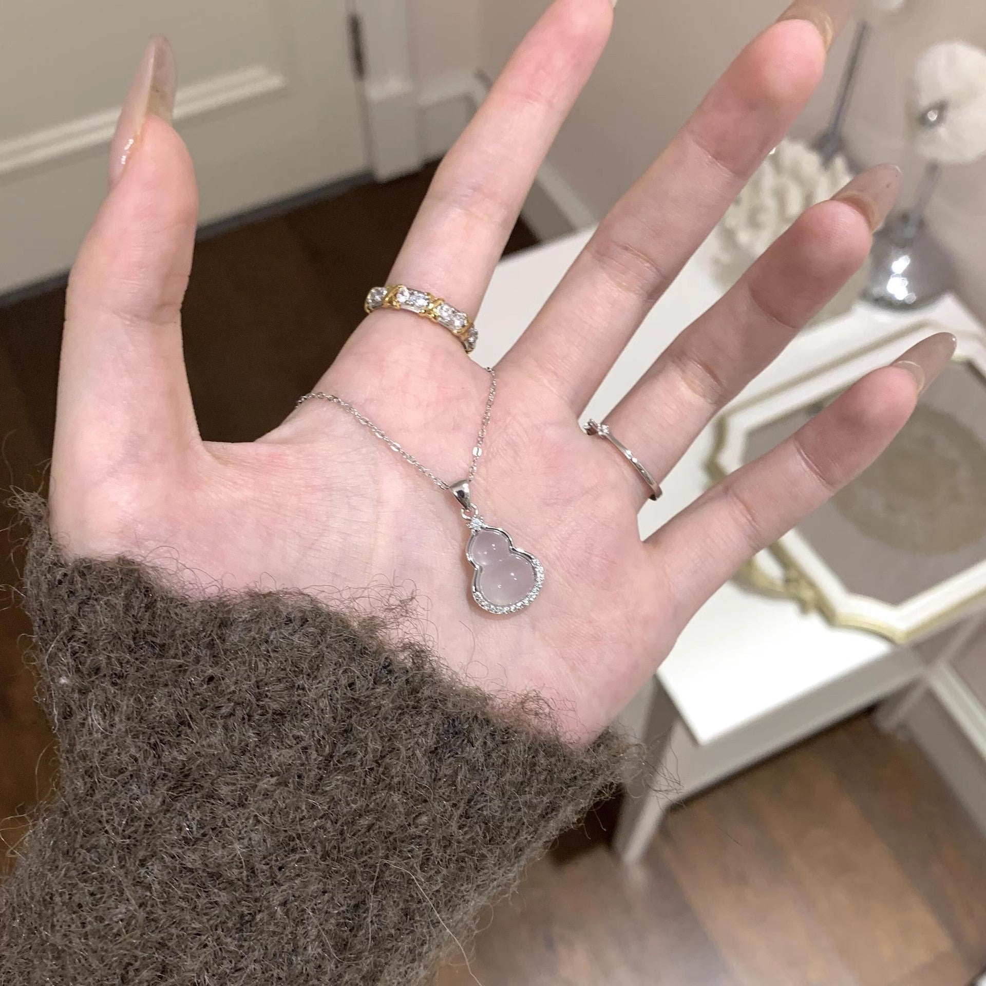 Damen Halskette mit tropfenförmigem Anhänger aus hochwertigem Naturstein Shop Nory