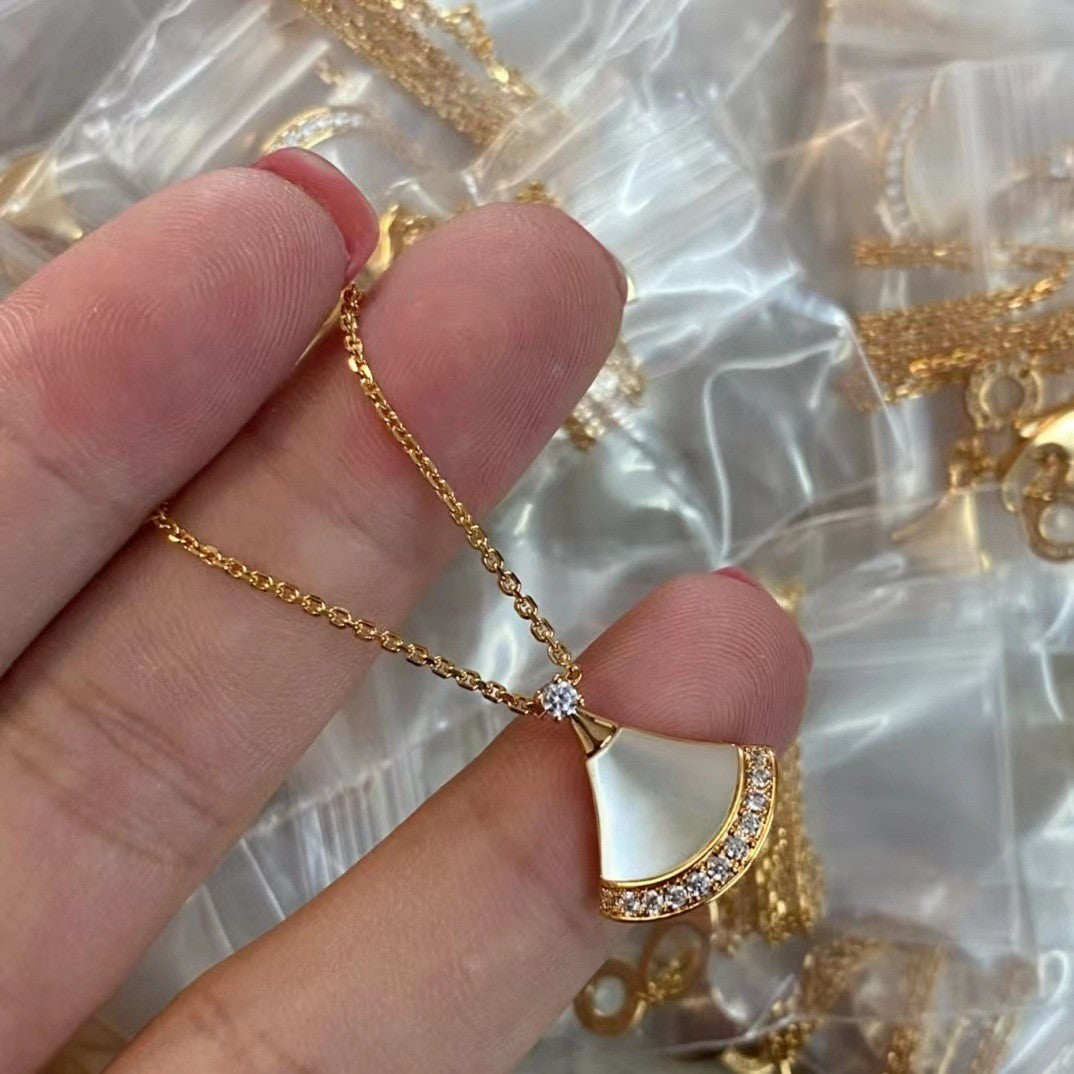 Damen Halskette mit kunstvollem Fächeranhänger und funkelnden Zirkonia Shop Nory