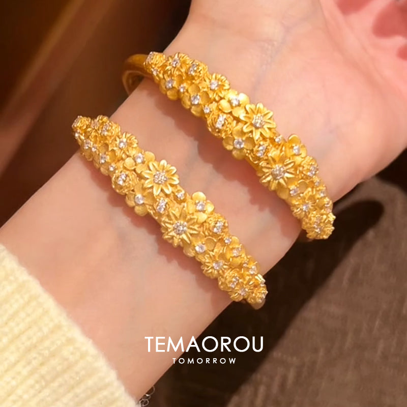 Damen Armreif mit glamourösem Blumenmuster und funkelnden Kristallen Shop Nory