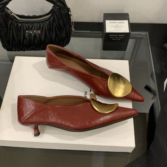 Damen Spitz zulaufende flache Slipper aus Lederoptik mit großen runden Zierplatten Shop Nory