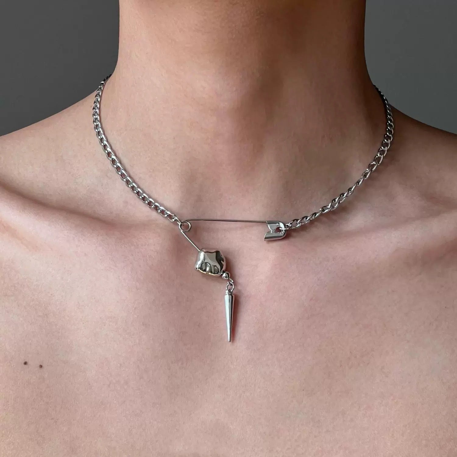 Damen Kette mit modernem Sicherheitsnadeldesign und minimalistischen Anhängern Shop Nory