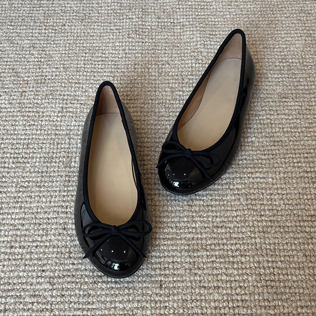 Damen Ballerina-Schuhe mit glänzender Oberfläche und verspieltem Schleifenakzent