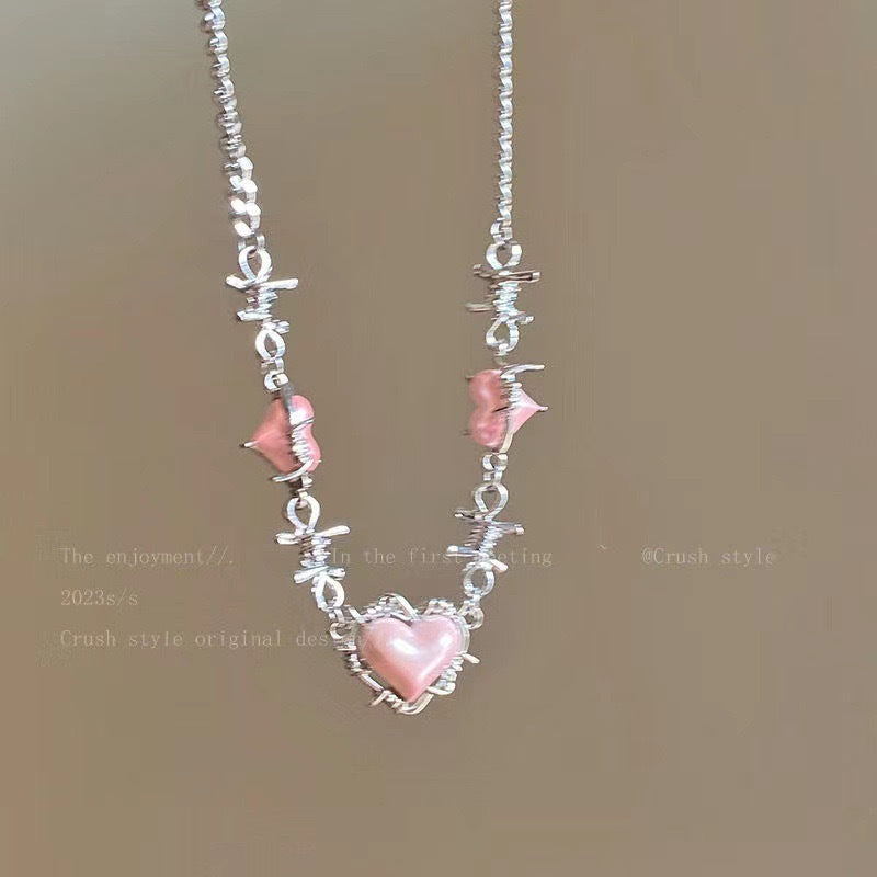 Damen Halskette mit elegantem Herzanhänger und zarten Perlendetails Shop Nory