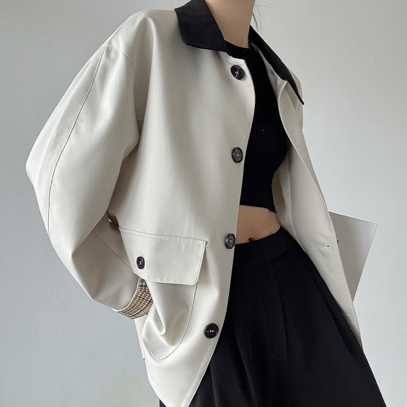 Damen Boxy Kurzjacke im leichten Trenchstil mit Kontrastkragen und kariertem Ärmelaufschlag Shop Nory