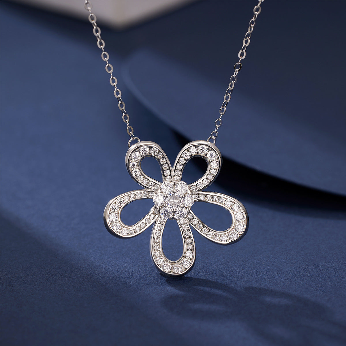 Damen Halskette mit filigranem Blumenanhänger und funkelnden Kristallelementen Shop Nory