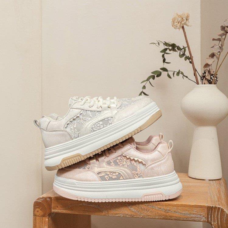 Damen Sneakers mit filigranem Blumenmotiv und gepolsterter Sohle