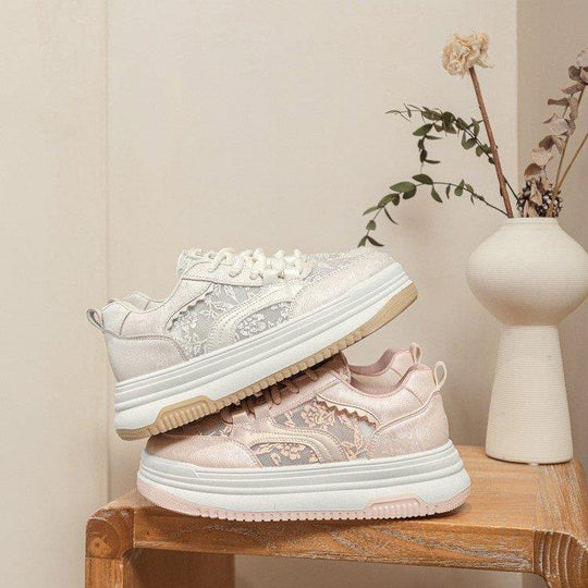 Damen Sneakers mit filigranem Blumenmotiv und gepolsterter Sohle