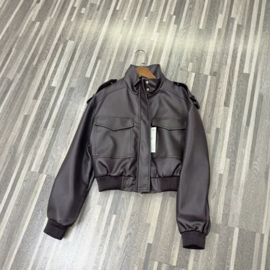 Damen Kurze PU-Leder-Bomberjacke mit hohem Stehkragen, Pattentaschen und Schulterklappen Shop Nory