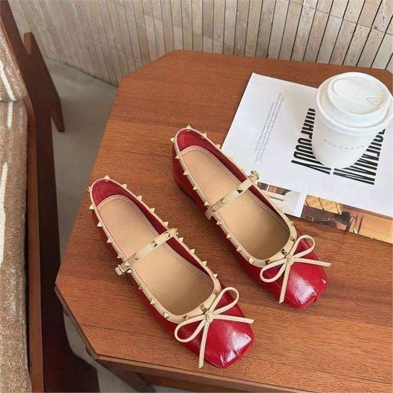 Damen Ballerina mit quadratischer Zehenbox, Nietenbesetztem Rand und verstellbarem Mary‑Jane Riemchen Shop Nory