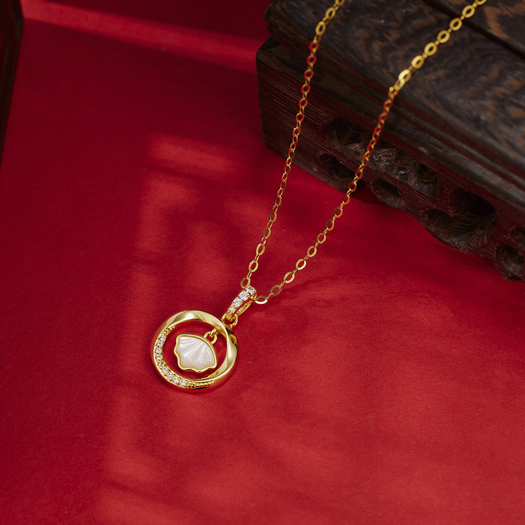 Damen elegante Halskette mit muschelförmigem Anhänger und funkelnden Zirkonia Shop Nory