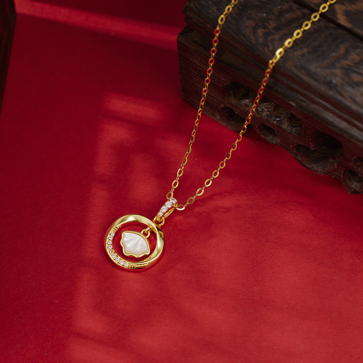 Damen elegante Halskette mit muschelförmigem Anhänger und funkelnden Zirkonia Shop Nory