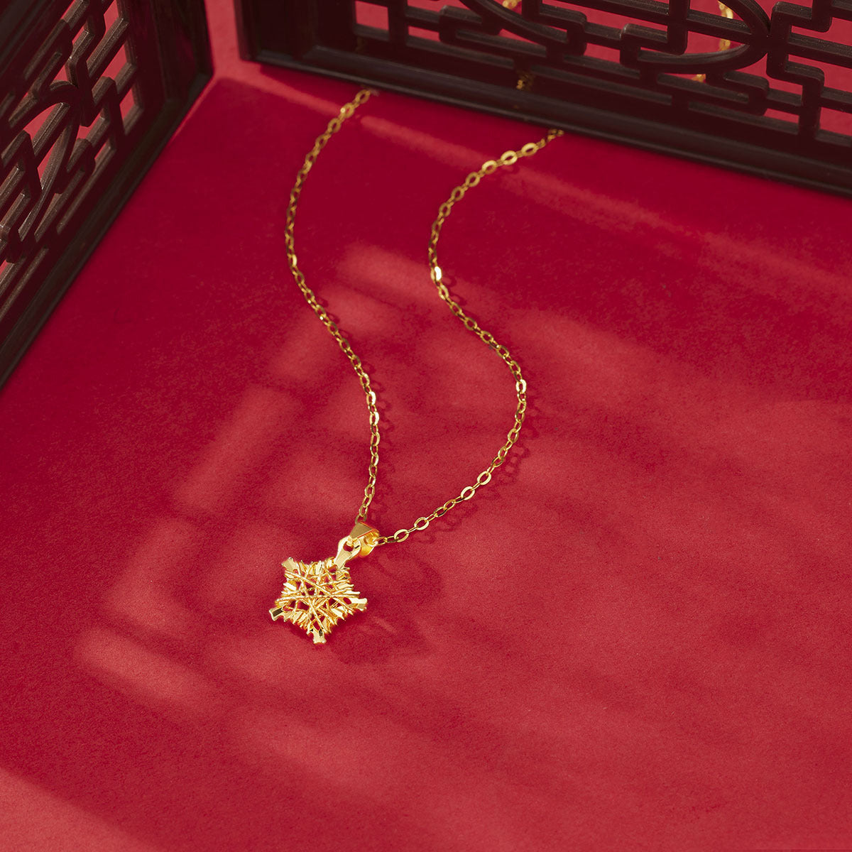 Damen Halskette mit schimmerndem Schneeflocken-Anhänger und feiner Gliederkette Shop Nory