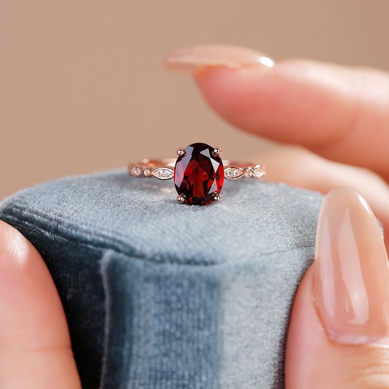 Damen eleganter Ring mit funkelndem Solitär und verspieltem Zirkonia-Besatz Shop Nory