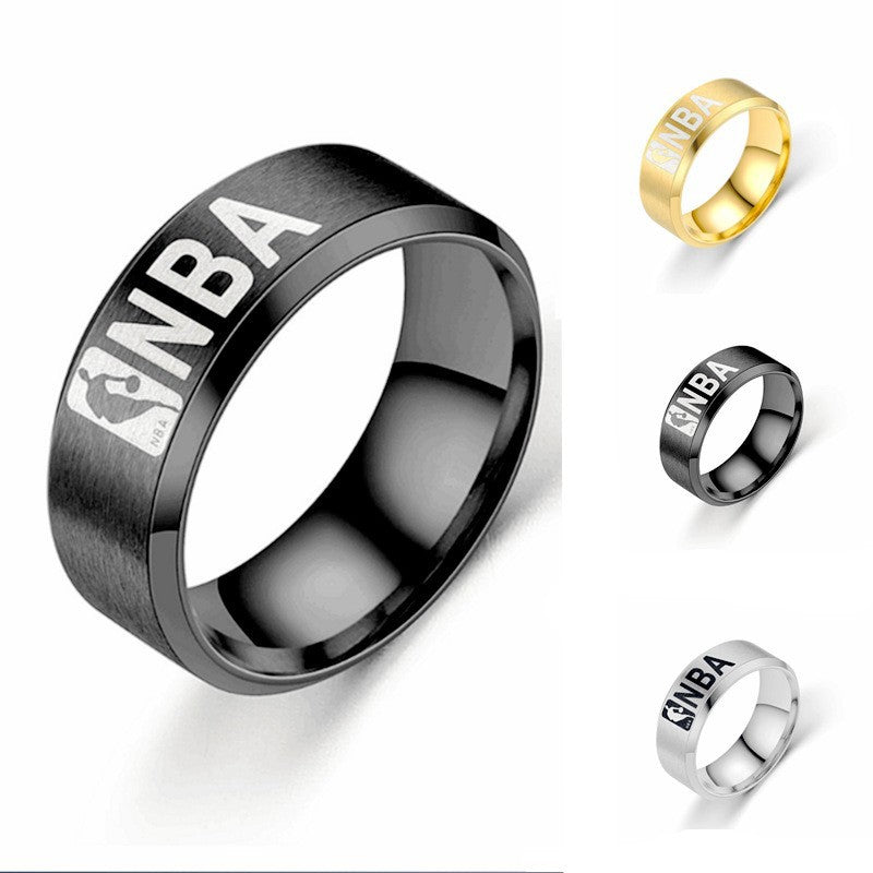 Herren Ring mit initialisiertem NBA-Motiv und eleganter Oberflächenstruktur Shop Nory