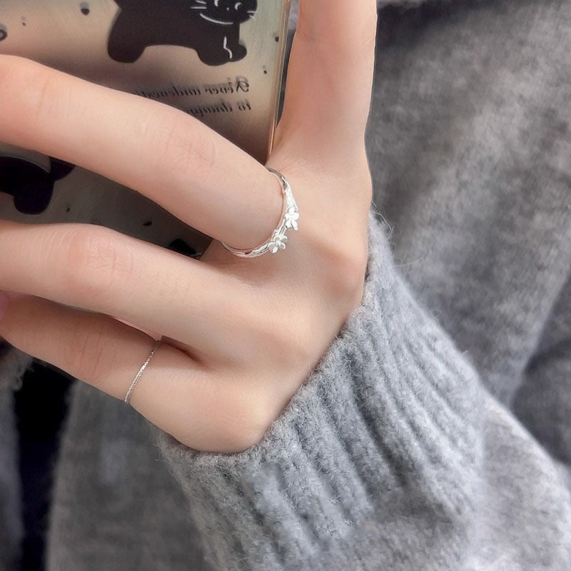 Damen Zarter Ring mit floralen Akzenten und feiner Detailarbeit Shop Nory