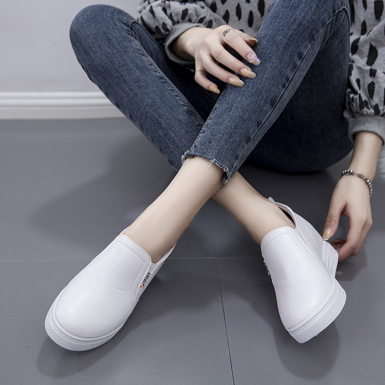 Damen Slip-On Keilsneaker mit verdecktem Keil, Lederimitat und dekorativer Stickerei Shop Nory