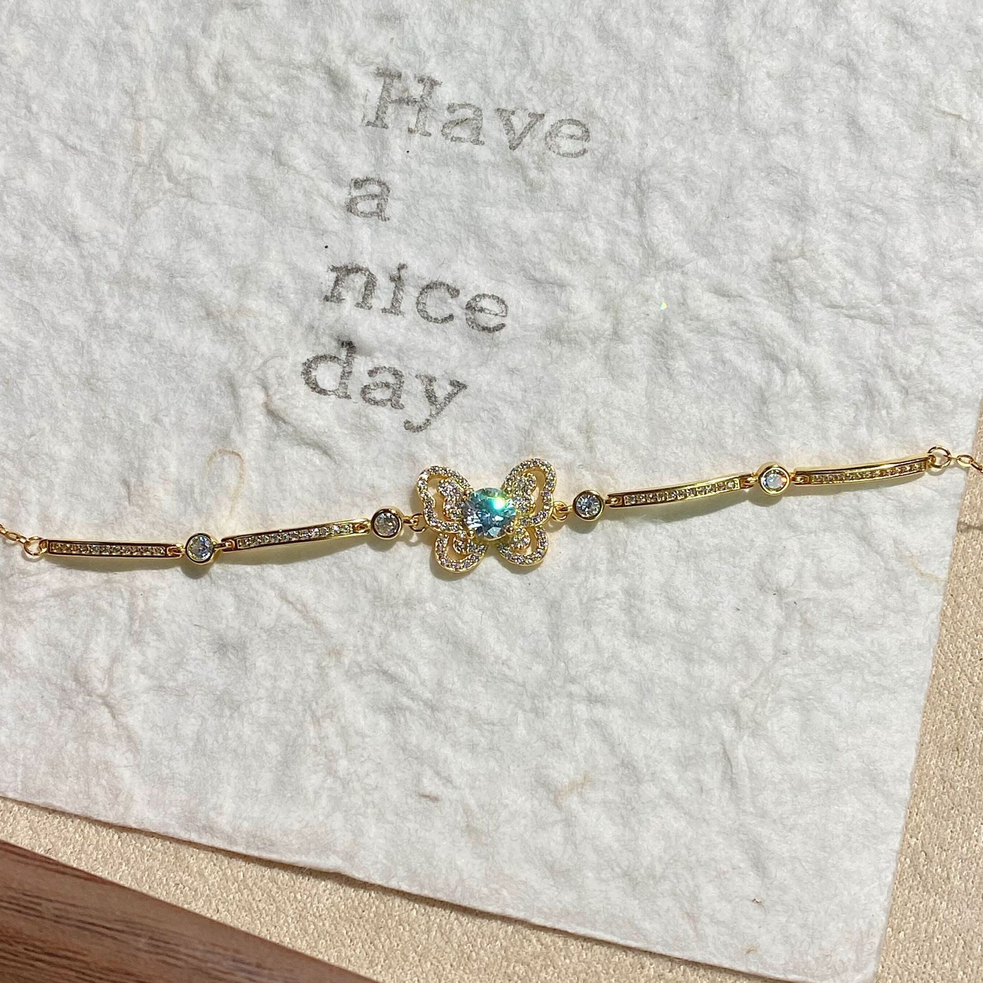 Damen filigranes Armband mit kunstvollem Schmetterlingsanhänger Shop Nory