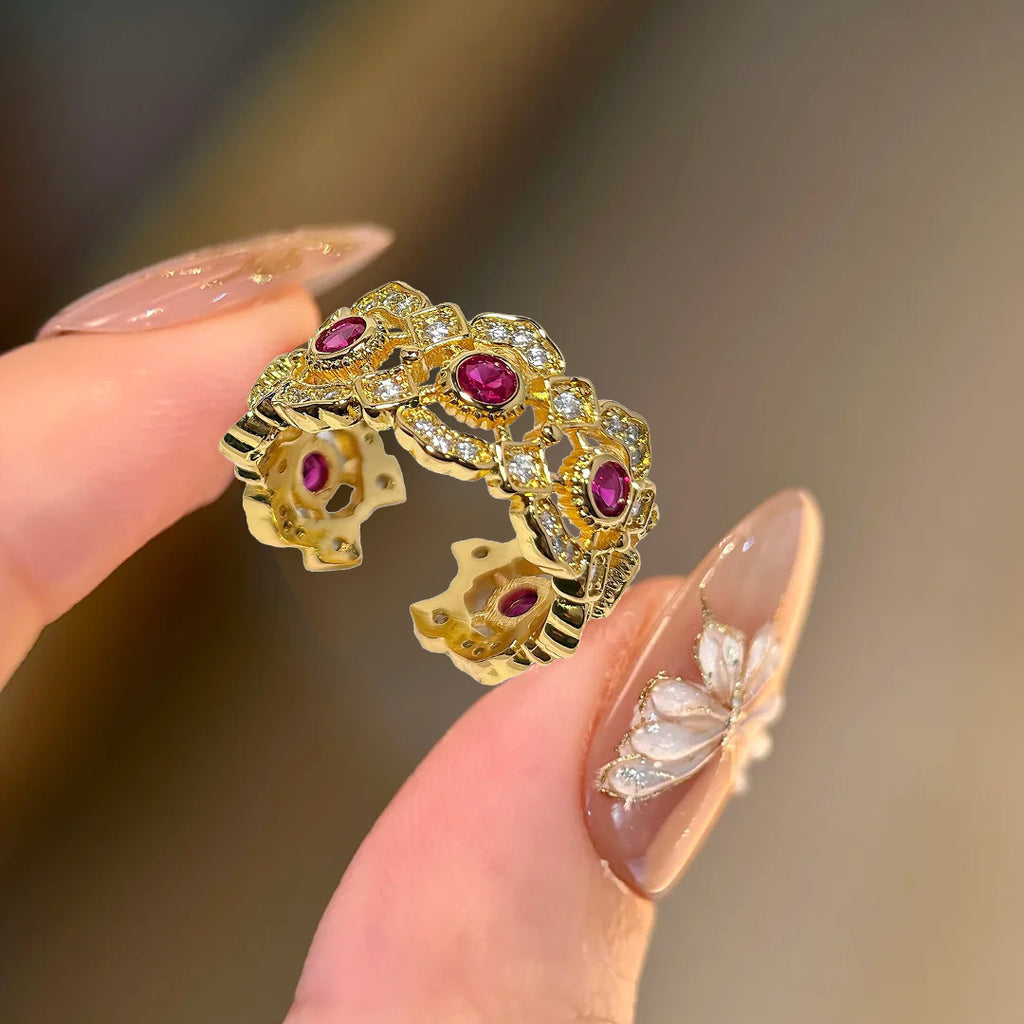 Damen zierlicher Ring mit filigranem Blumenmuster und strahlenden Rubinen Shop Nory
