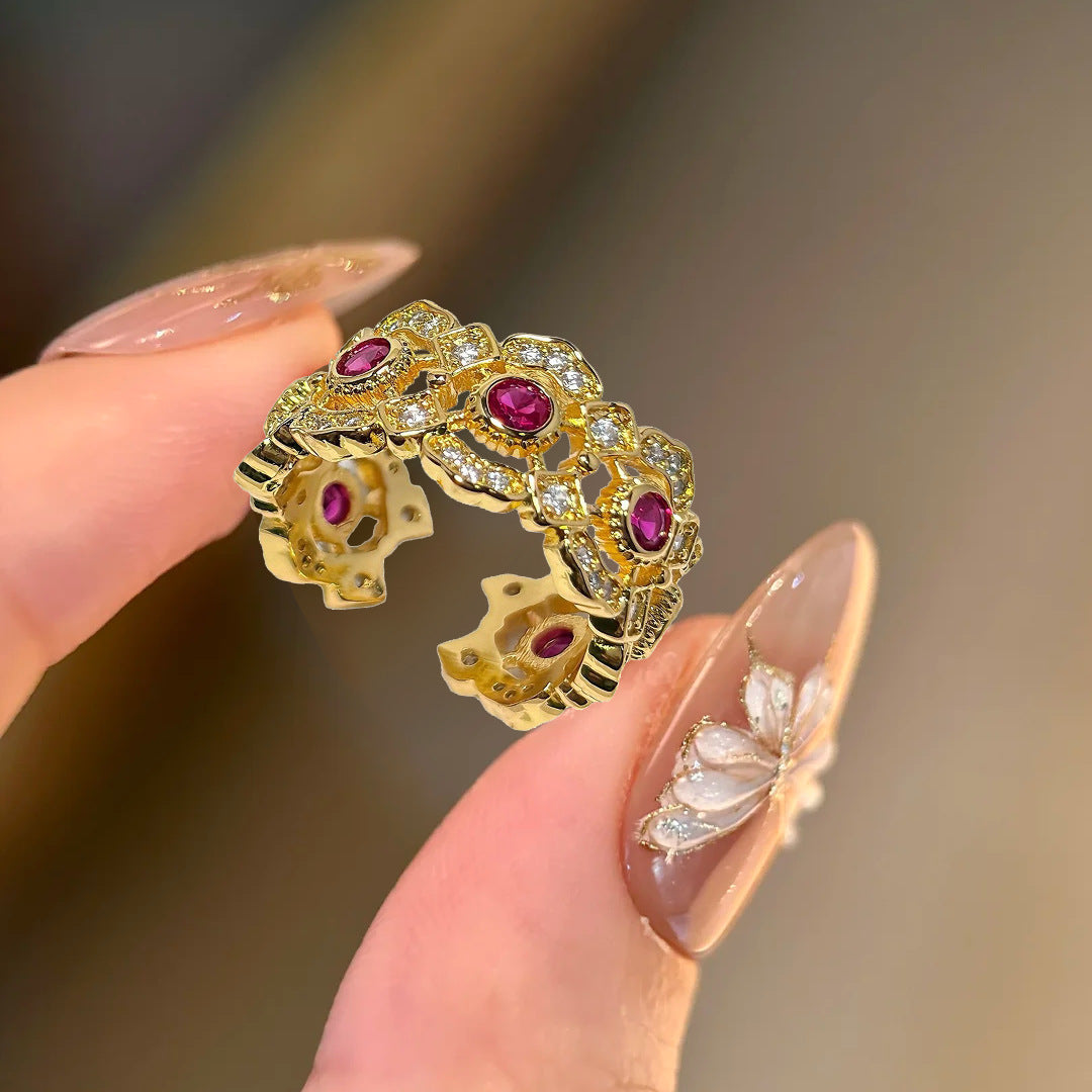 Damen zierlicher Ring mit filigranem Blumenmuster und strahlenden Rubinen Shop Nory