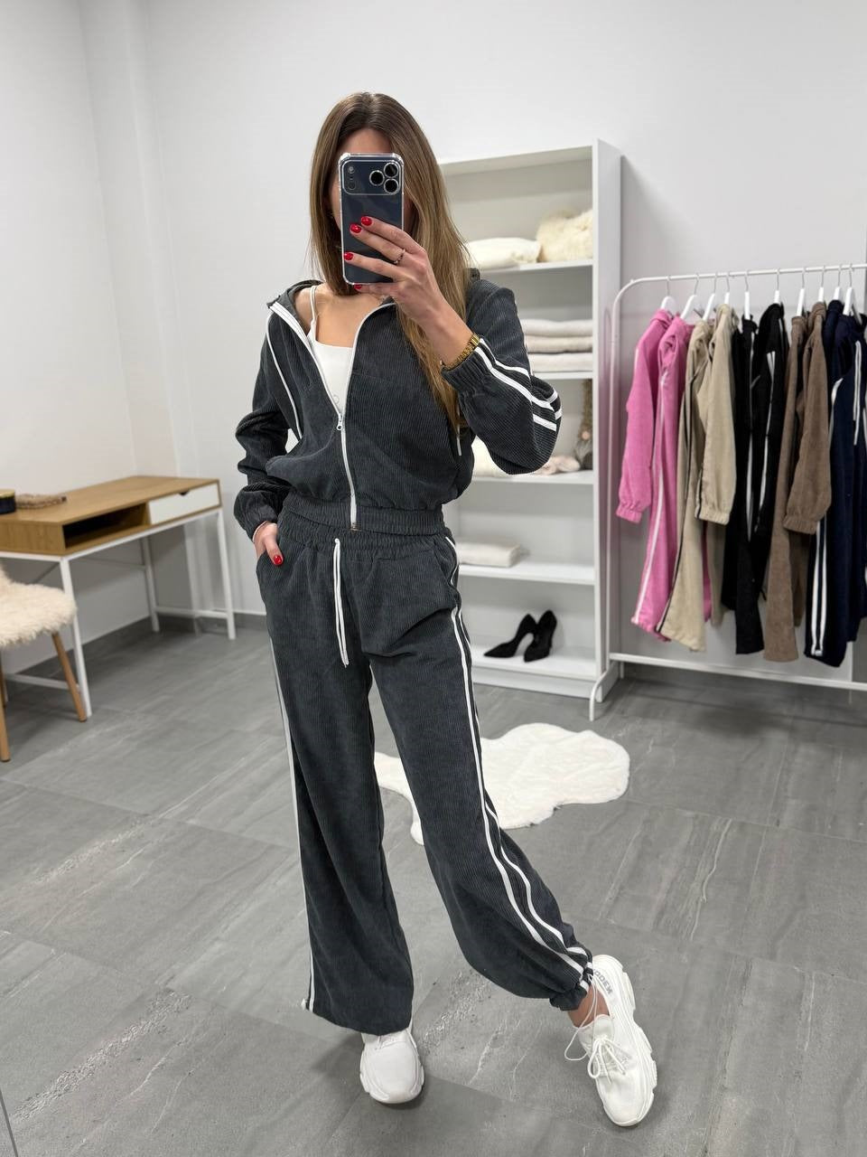 Damen Cord-Jogginganzug mit Kapuze, seitlichen Kontraststreifen, Tunnelzug und elastischen Saumbündchen Shop Nory