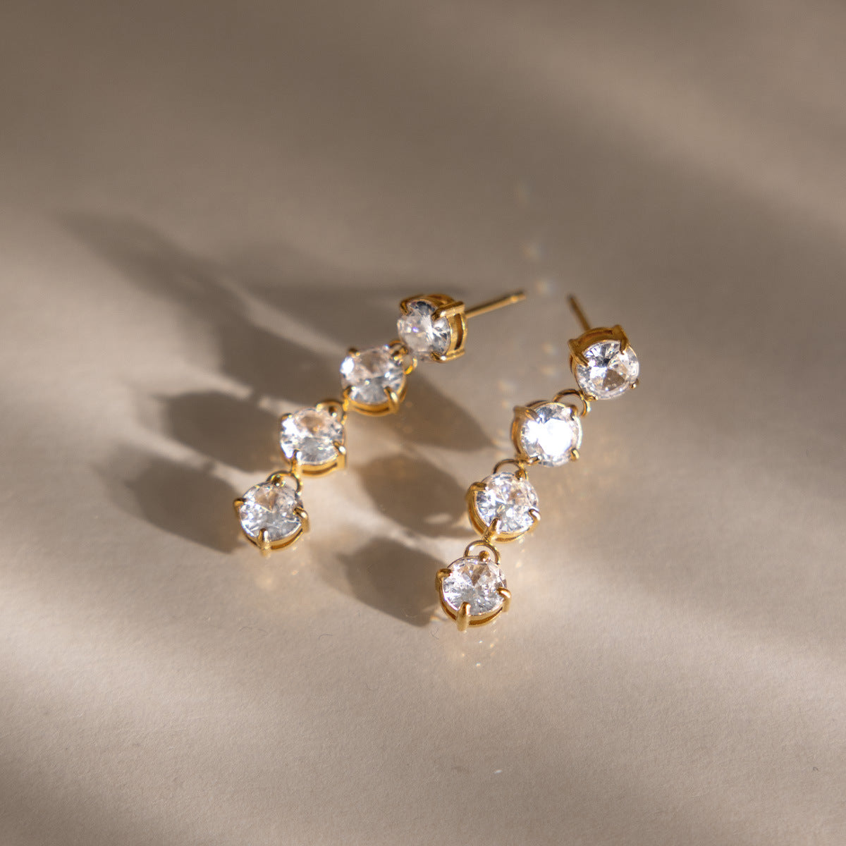 Damen Elegante Ohrhänger mit funkelnden Zirkonia und hypoallergenen Eigenschaften Shop Nory