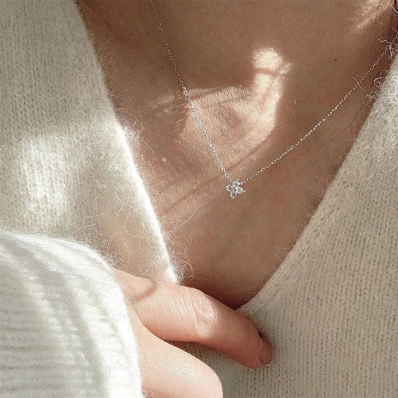 Damen Halskette mit funkelndem Blumenanhänger und feiner Verarbeitung Shop Nory
