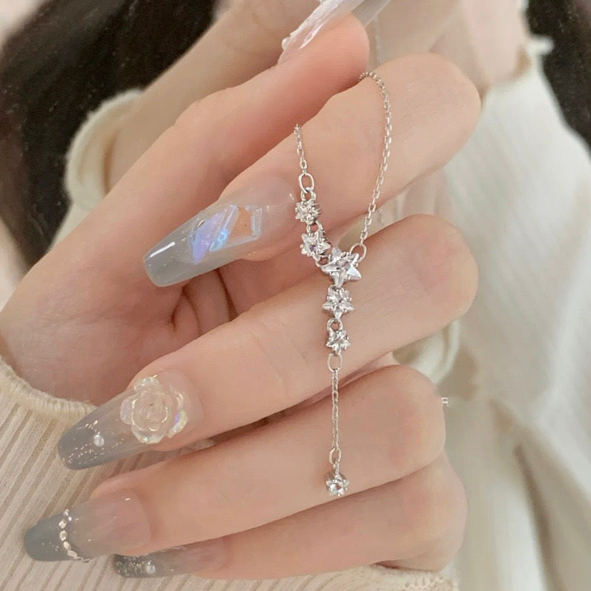 Damen Halskette mit funkelnden Kristallen und zarten Blumenmotiven Shop Nory