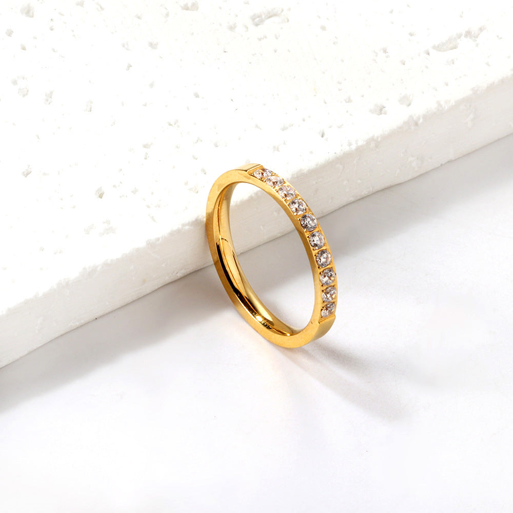 Damen Ring mit funkelnden Zirkonia und goldfarbener Beschichtung Shop Nory