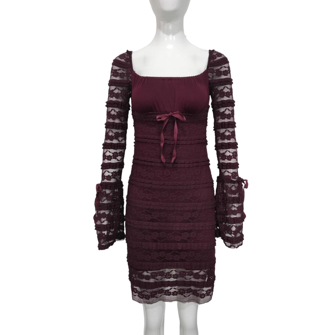 Damen Enganliegendes Spitzen-Minikleid mit Carmenausschnitt, Rüschenlagen & Trompetenärmeln Shop Nory