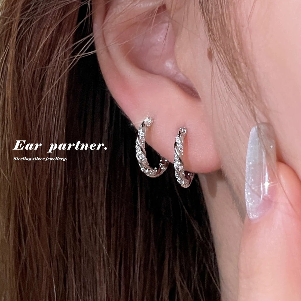 Damen Ohrstecker mit kunstvollem Zickzackdesign und funkelnden Zirkonia Shop Nory