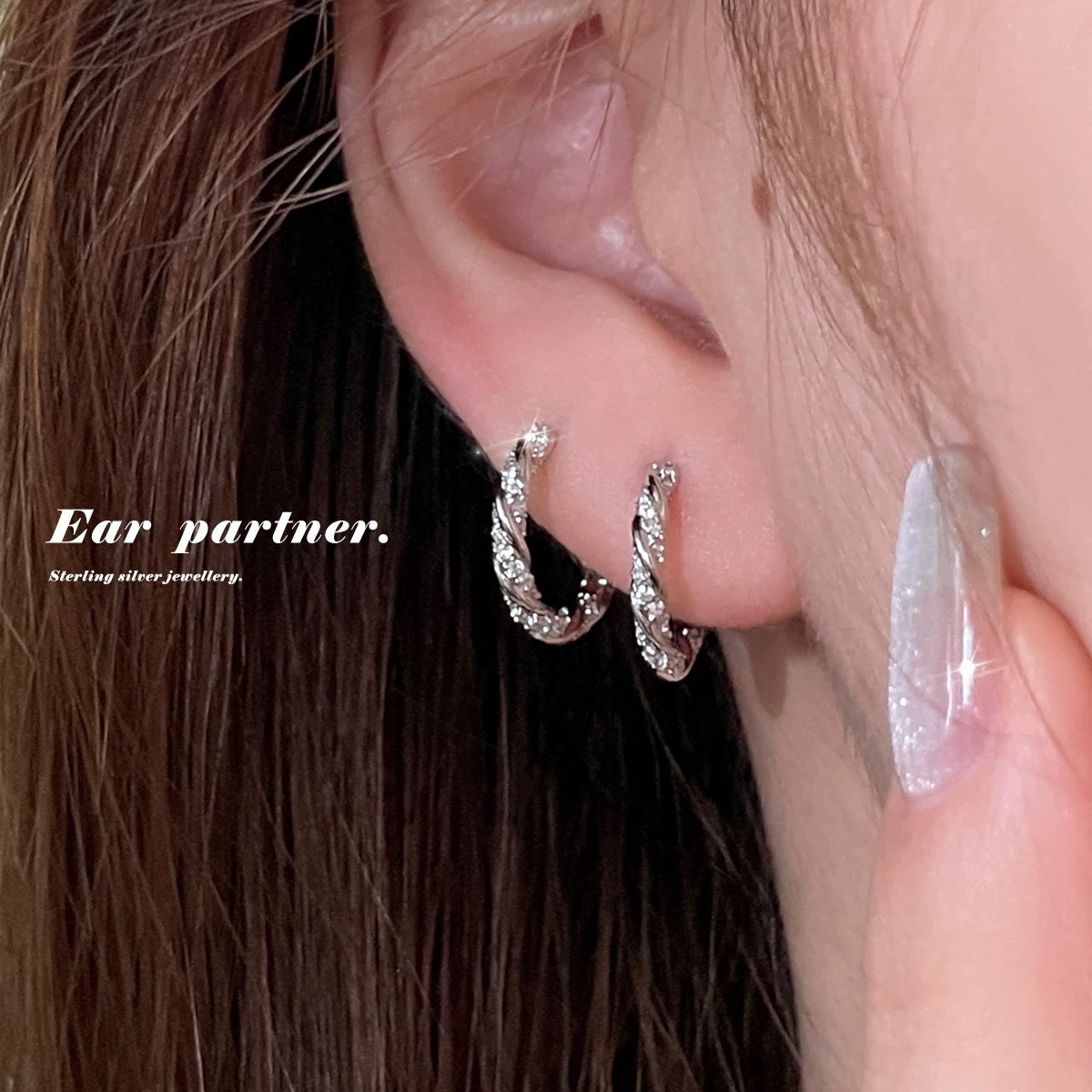 Damen Ohrstecker mit kunstvollem Zickzackdesign und funkelnden Zirkonia Shop Nory