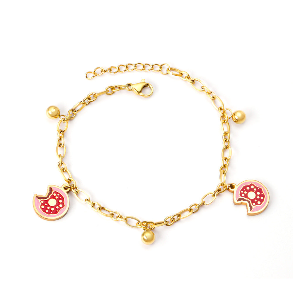 Damen Armband mit verspieltem Hotdog-Anhänger und goldfarbener Kettenstruktur Shop Nory