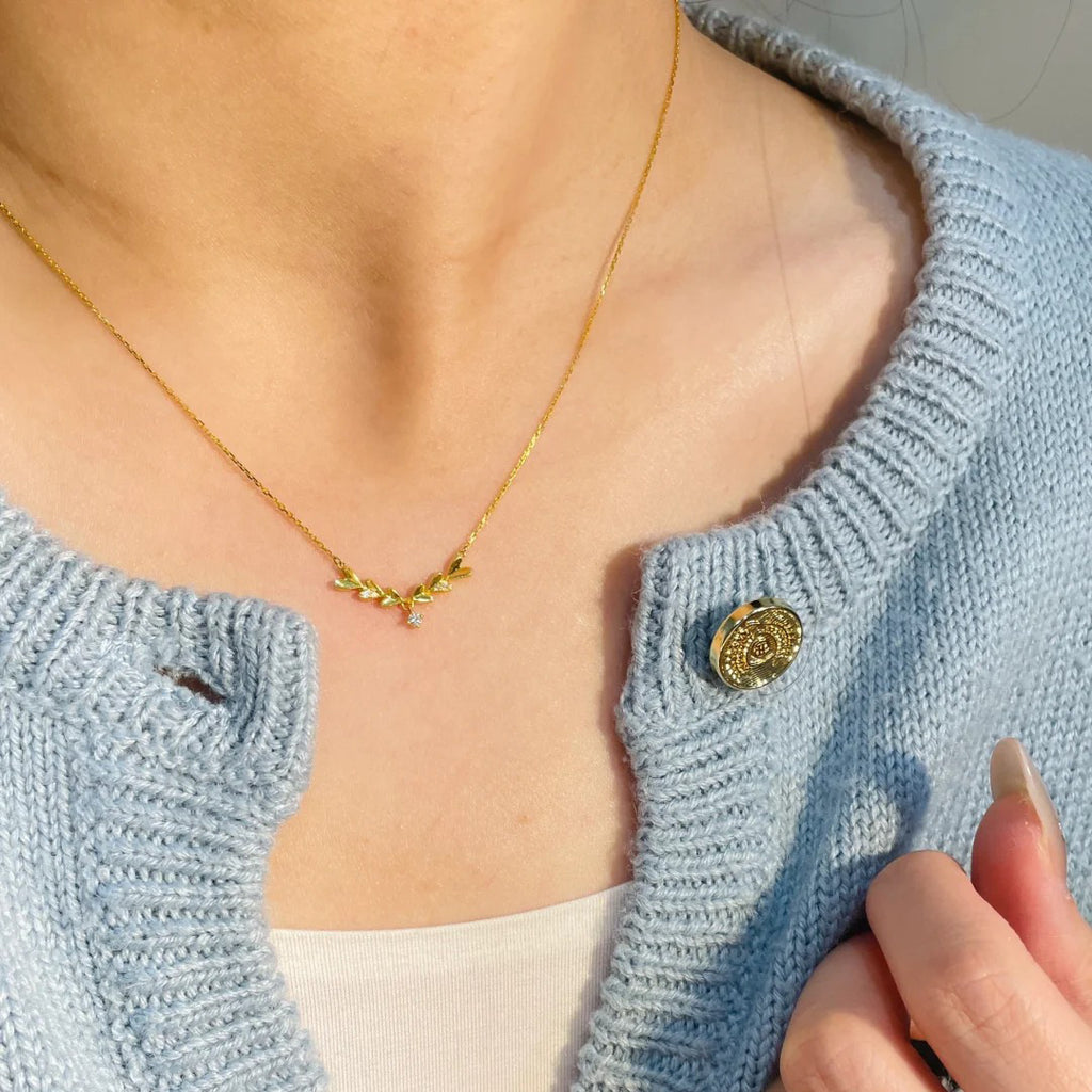 Damen Halskette mit filigranem Blattmotiv und funkelnden Zirkonia Shop Nory