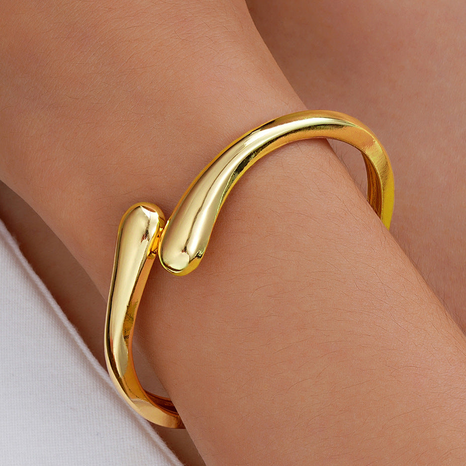 Damen eleganter goldfarbener Armreif Shop Nory
