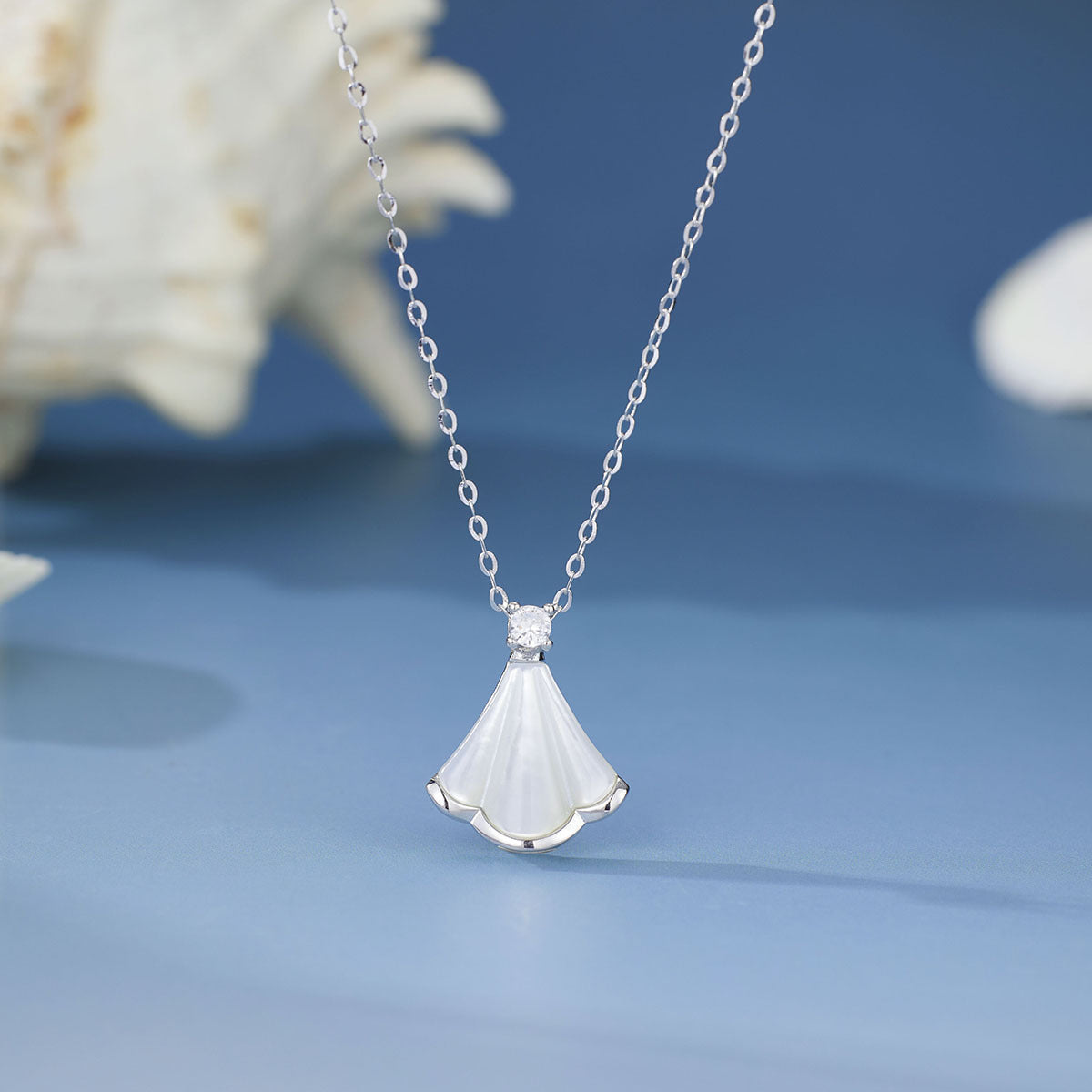 Damen elegante Halskette mit Muschel-Anhänger und funkelndem Zirkonia Shop Nory