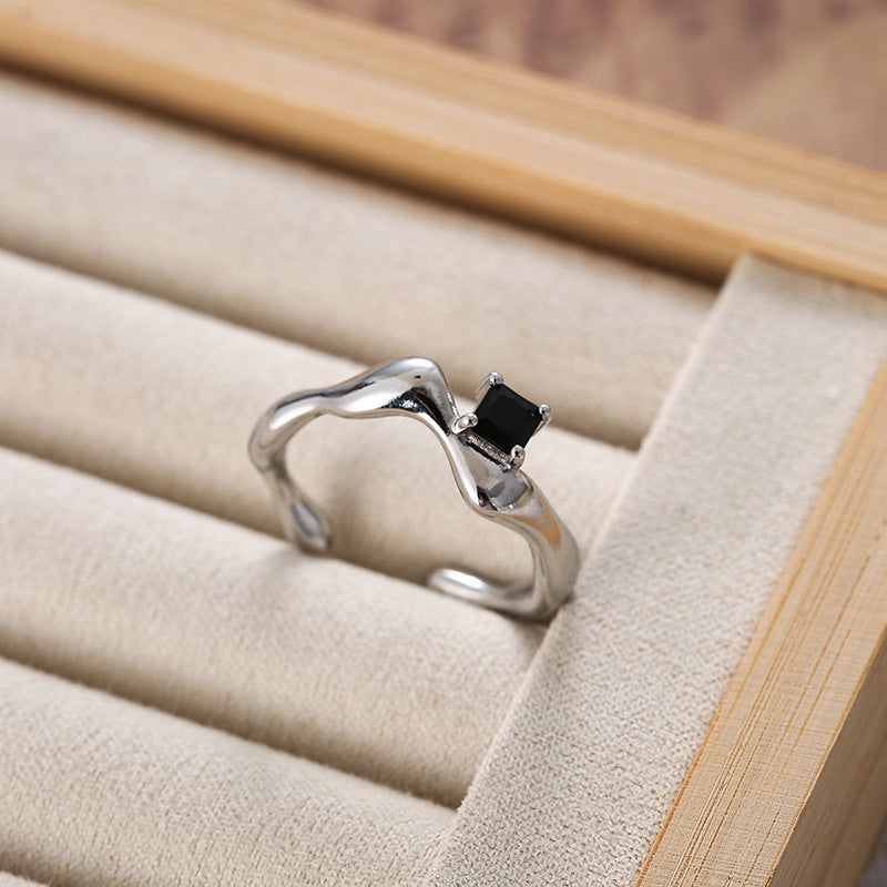 Damen Offener Ring mit wellenförmigem Design und edlem schwarzem Stein Shop Nory