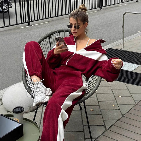 Damen sportliches Fleece-Set mit Reißverschluss und kontrastierenden Seiteneinsätzen