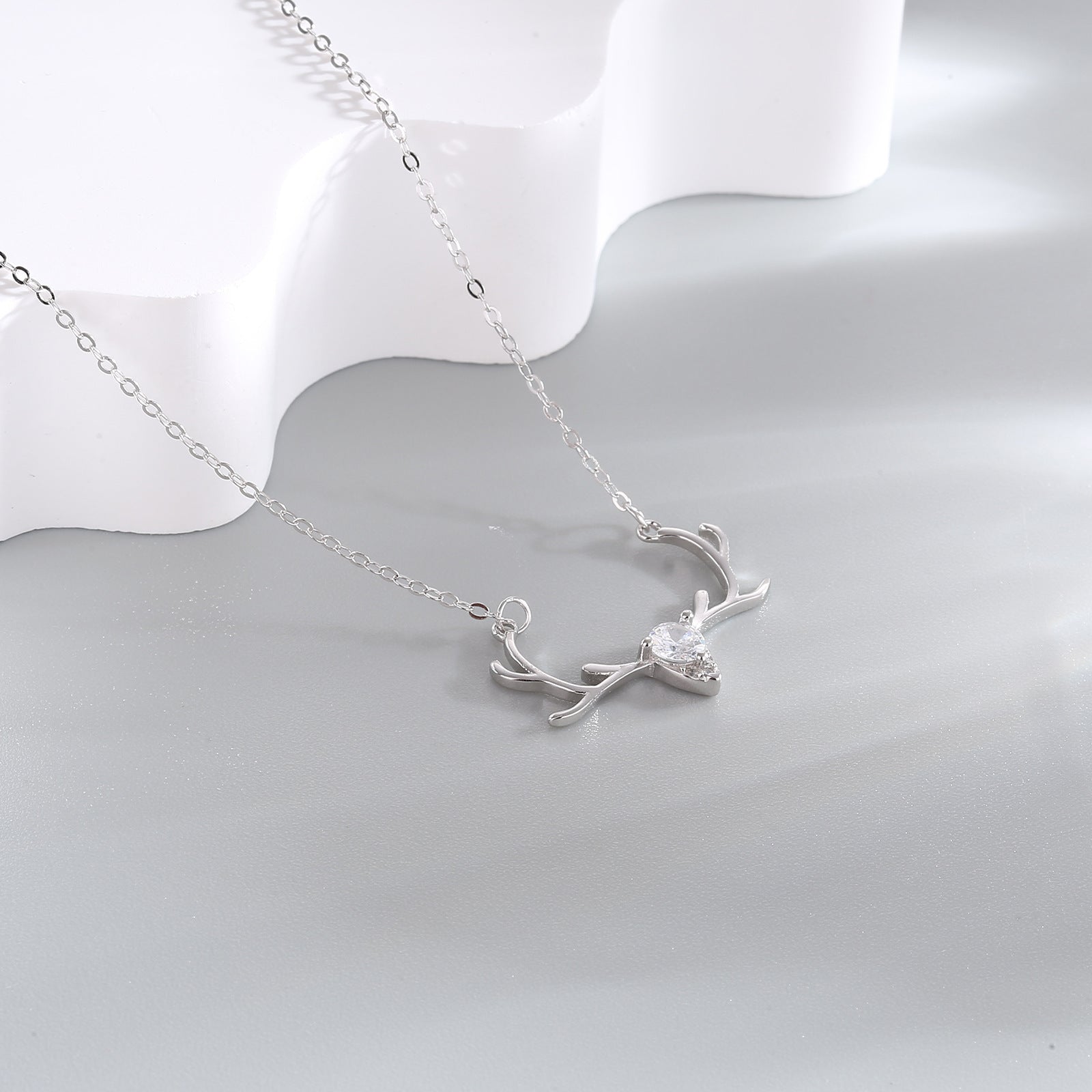 Damen filigrane Halskette mit elegantem Geweih-Anhänger Shop Nory
