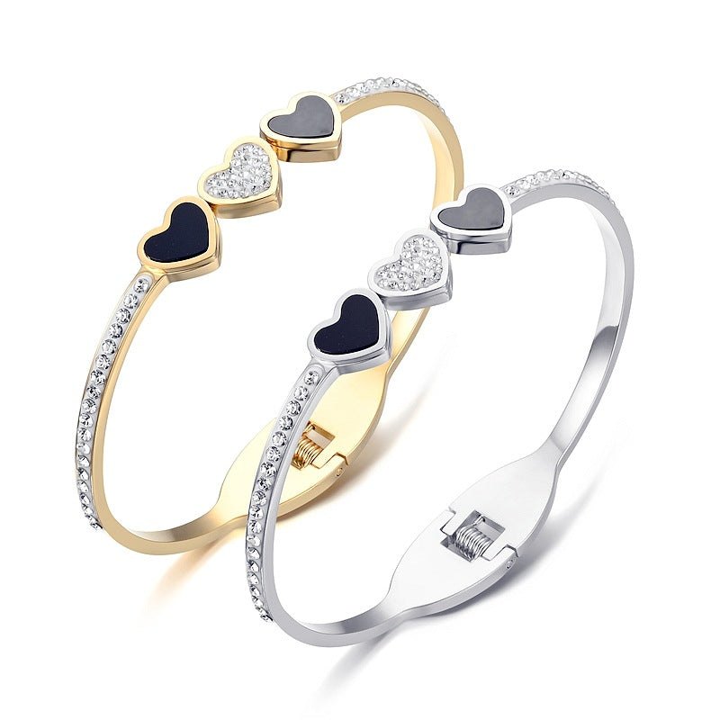 Damen elegantes Armreif mit herzförmigen Anhängern und funkelnden Zirkonia Steinen Shop Nory