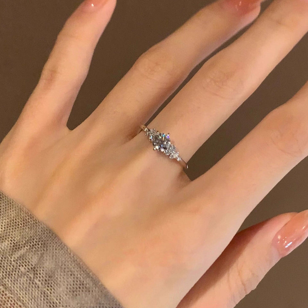 Damen eleganter Zirkonia-Verlobungsring mit funkelndem Design Shop Nory