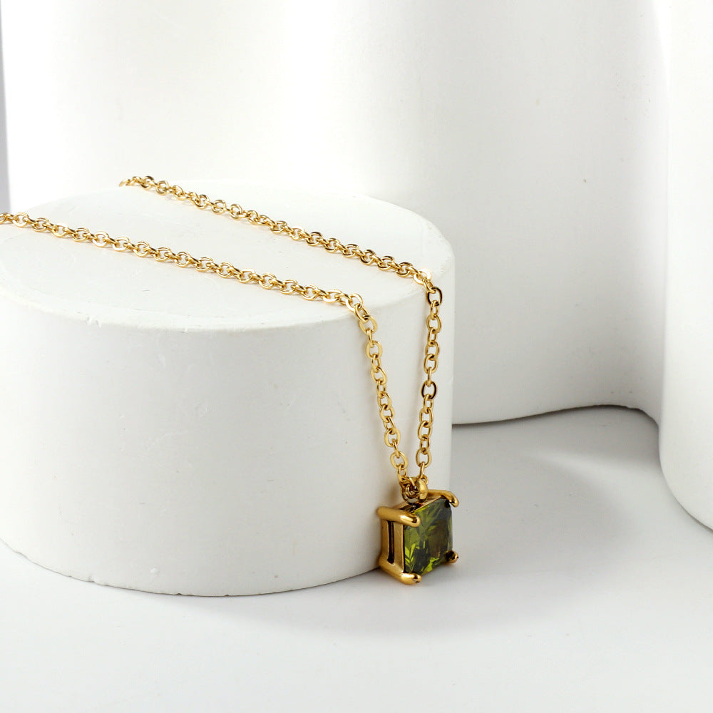 Damen Halskette mit funkelndem quadratischem Anhänger aus hochwertigem Edelstahl und goldplattierter Oberfläche Shop Nory