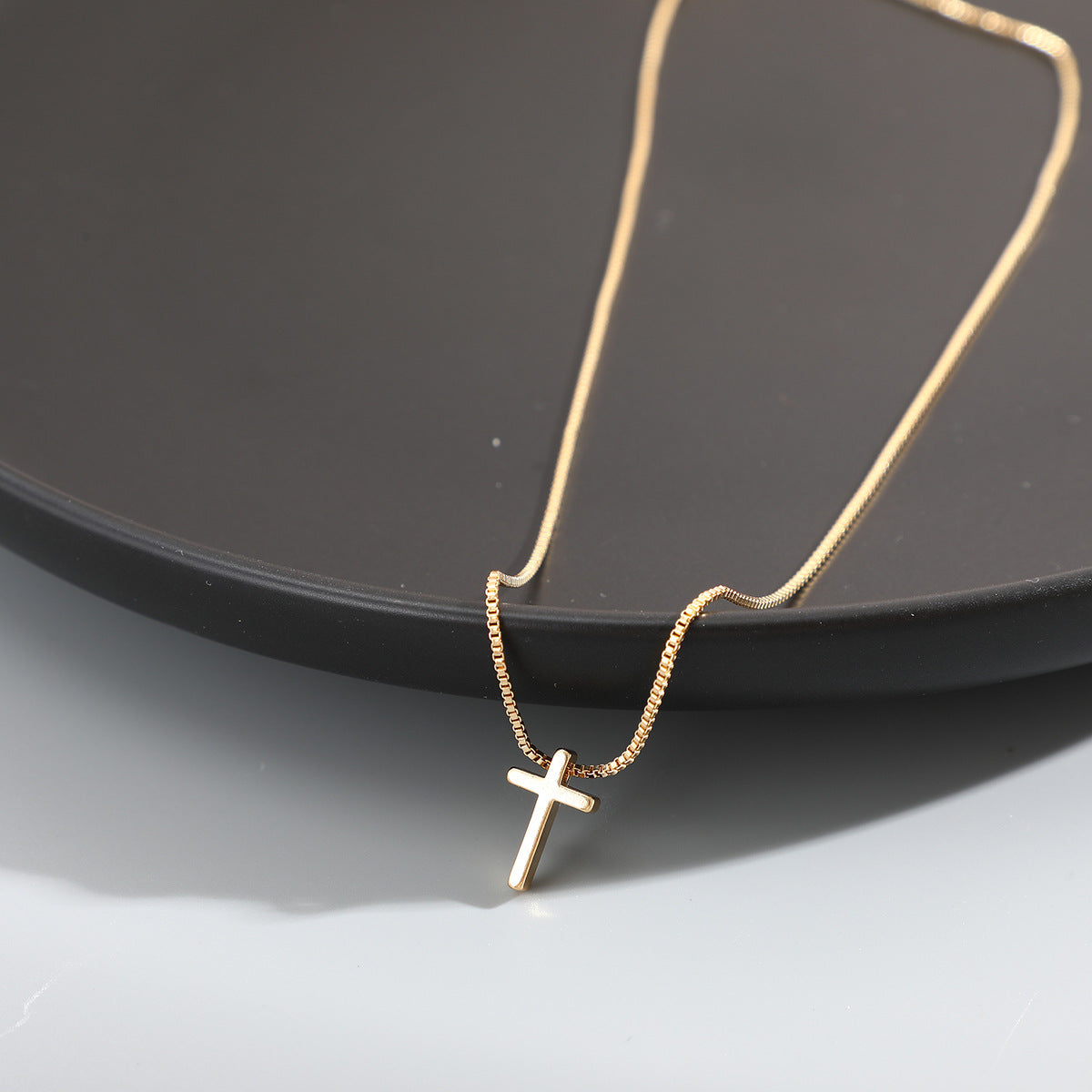 Damen Halskette mit filigranem Kreuzanhänger Shop Nory