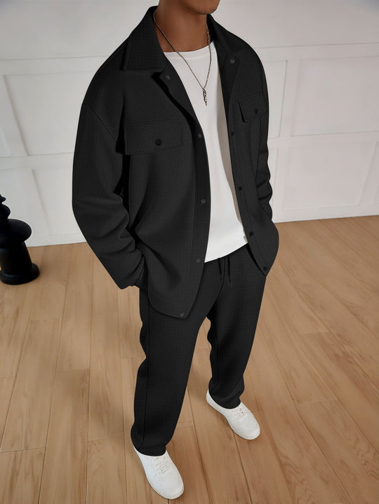 Herren zweiteiliges Overshirt-Lounge-Set mit aufgesetzten Klappentaschen, Kordelzug-Hose und feiner Waffelstruktur Shop Nory